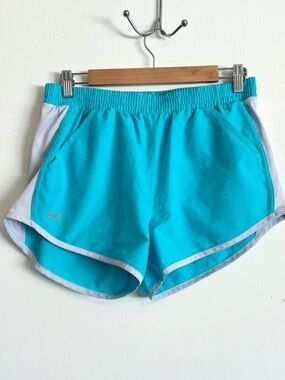 Under armour blue and white loose heatgear lined athletic shorts size small